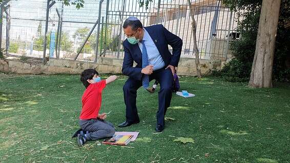 משה ליאון, ראש עיריית ירושלים מבקר בבית פר בעיר // צילום: דוברות עיריית ירושלים